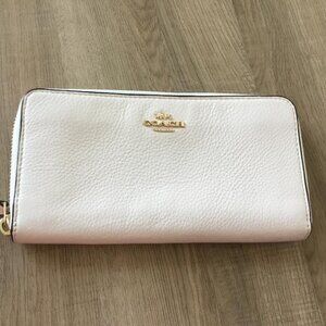 Coach Accordian Zip Around Long Wallet in Off-White Pebble Leather Gold Trim EUC